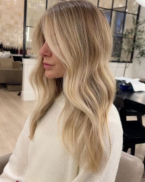 Natalie McKell on Instagram: "Blonde, but give it depth and warmth #livedincolor #livedinblonde" Honey Blond Balayage, Neutral Blonde Hair, 2023 Blonde, Golden Blonde Balayage, Soft Blonde Highlights, Natural Blonde Hair, Soft Blonde Hair, Warm Blonde Hair, Summer Blonde Hair