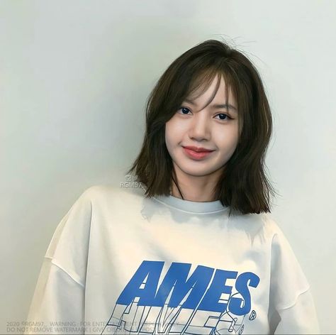 Lisa lalisa manoban blackpink kpop cute hot beautiful #lisa #lili #kpop #blackpink #lalisa #cute #hot Asian Haircut, Korean Short Hair, Asian Short Hair, Shot Hair Styles, Haircuts Straight Hair, Scene Hair, Girl Short Hair, Short Hair Haircuts, Short Hair With Bangs