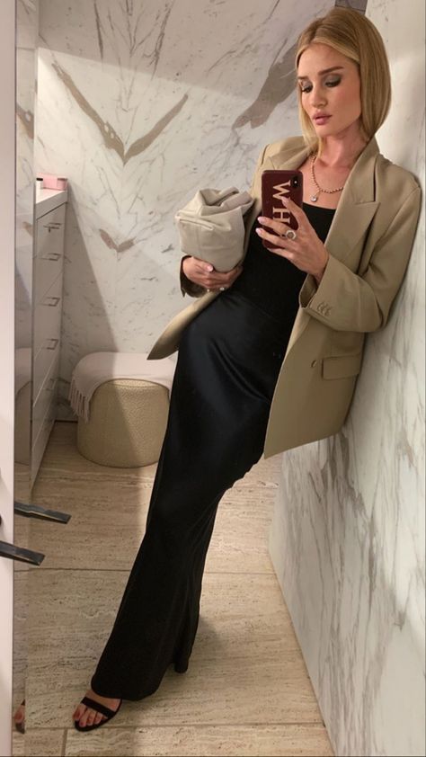 Blazer Over Dress, Rosie Huntington Whiteley Street Style, Dinner Outfit Classy, Rosie Huntington Whiteley Style, Gala Outfit, Huntington Whiteley, Looks Street Style, Rosie Huntington Whiteley, Top Models