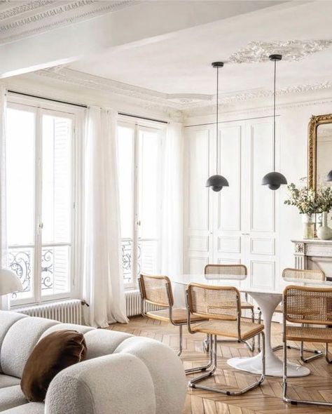 Parisian Dining Table, French Interior Style, Open Concept Living Dining, Saarinen Dining Table, Parisian Interior, French Apartment, Tiny Apartments, Minimalism Interior, Contemporary Interior Design