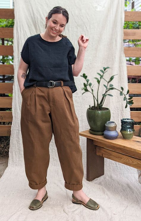 Plus Size Olive Green Pants, Zero Waste Diy Sewing Patterns, Midsize Sewing Patterns, Pdf Dress Pattern Women, Summer Street Style Midsize, Zero Waste Trousers, Barrel Leg Trouser Outfit, Zero Waste Pants Pattern, Mid Size Trousers Outfit