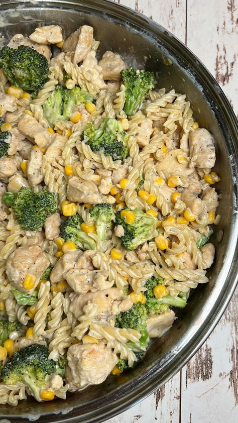 Recetas Sabrosas Fit 🍓 | POLLO CREMOSO CON BRÓCOLI Y PASTA 🎥 Créditos: @angelatastyblog recomiendo mucho tu perfil ❤️ ➡️Siguenos en… | Instagram Brócoli Pasta, Pasta And Broccoli Recipes, Ideas Comidas Saludables, Broccoli Dinner Recipes, Pasta Alfredo Receta, Pasta Saludable, Creamy Chicken Broccoli, Receta Pasta, Lunch Pasta