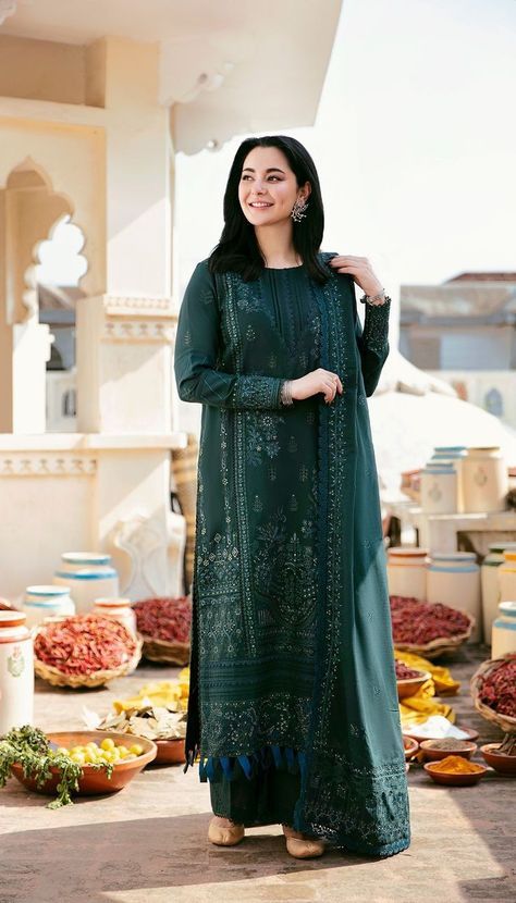 Informal Clothes, Pakistani Suits Party Wear, Cochlear Implants, Pakistani Party Wear Dresses, Simple Dress Casual, Eastern Dresses, Pakistani Women Dresses, Wedding Decors, Simple Kurti Designs