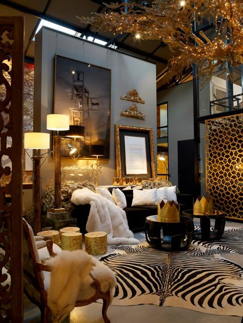 Animal Print Home Decor Master Bedrooms, Safari Glam Living Room, Animal Print Room Aesthetic, Leopard Interior Design, Glam Boho Living Room, Safari Living Rooms, Glamour Aesthetic Leopard, Maximalist Decor Leopard, Black And Gold Living Room