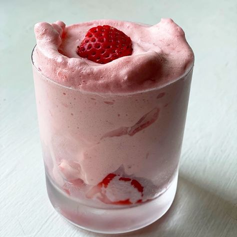 Simple Strawberry Mousse | Recipes | WW USA Ww Drinks, Strawberry Mousse Recipe, Ww Food, Ice Cream Drinks, Strawberry Mousse, Ww Desserts, Fruit Salads, Weight Watchers Desserts, Mousse Recipes