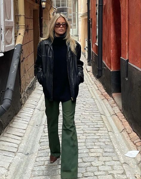 Chilly Outfits, Elevated Street Style, Winter 23, Winter Inspo, Scandinavian Fashion, Looks Street Style, Green Pants, Mode Inspo, Outfit Inspo Fall