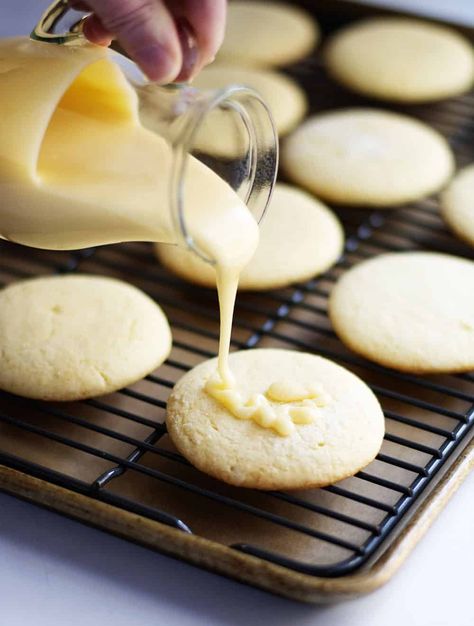 An easy Sugar Cookie Icing recipe that hardens so they're perfect for stacking and gifting! Made without corn syrup and a butter base makes it extra delicious! #sugarcookieicing #easysugarcookieicing #sugarcookieicingthathardens Sugar Cookie Icing Recipe That Hardens, Sugar Cookie Icing Easy, Easy Sugar Cookie Icing Recipe, Easy Sugar Cookie Icing, Cookie Icing That Hardens, Sugar Cookie Glaze, Icing That Hardens, Desserts Nutella, Easy Icing Recipe