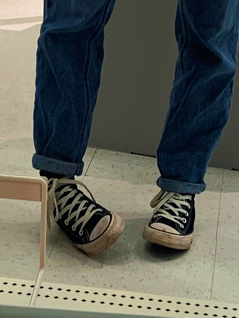 Cuffed Jeans With Converse, Cuffed Jeans Aesthetic, Converse Aesthetic, Jeans Converse, Converse Chucks, Skater Outfits, Jeans And Converse, Cuffed Jeans, Cute Sneakers