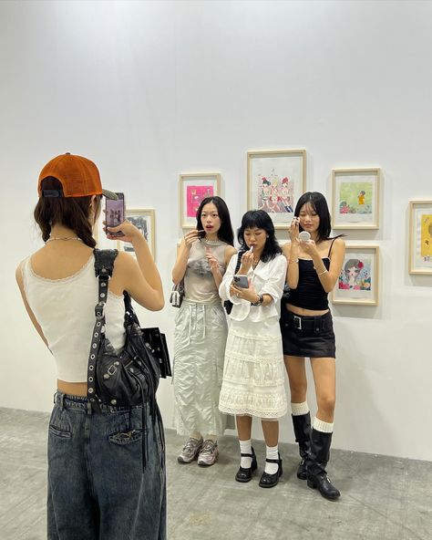 art nd tings ~ Street Photos Instagram, Style Poses Picture Ideas, Fashion Photo Poses Style, Photoshoot Ideas With Friends, Japan Outfits, Downtown Outfits, Photo Pose Style, Insta Pictures, Dress Up Dolls