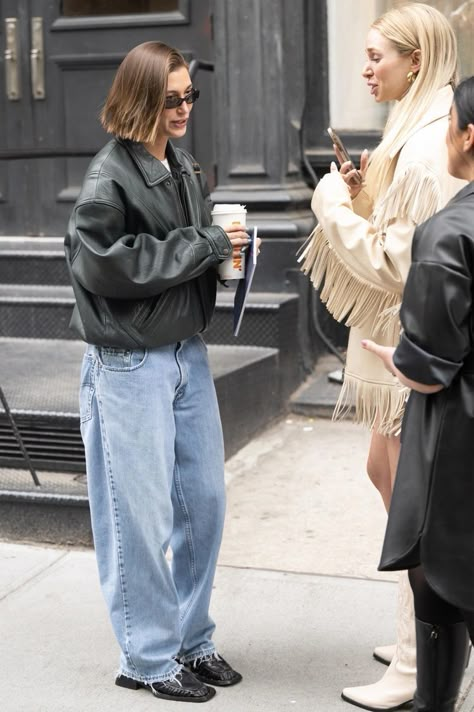 Oversized Tee Outfit, Hailey Bieber Street Style, Hailey Bieber Outfits, Hailey Bieber Style, Hailey Baldwin Style, Autumn Fits, Celebrity Street Style, Hailey Bieber, 가을 패션