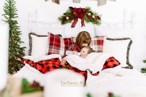 Christmas Photography Fun Christmas Photoshoot, Christmas Photoshoot Ideas, Photo Backdrop Christmas, Pretty Presets, Christmas Tree Lots, Baby Christmas Photos, Christmas Photo Props, Christmas Holiday Photos, Unique People