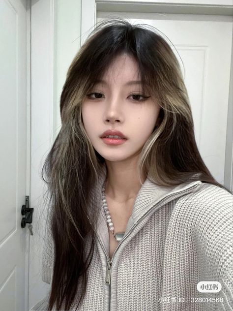 Two Toned Hair Balayage, Hair Korean Girl, Hair Color For Tan Skin, Asian Balayage, Hair Color Placement, Hair Korean, Types Of Hair Color, Toned Hair, Ulzzang Hair