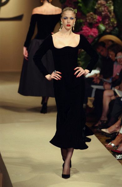 Yves Saint Laurent Fall 2001 Yves Saint Laurent Vintage Couture, Ysl Dress, Yves Saint Laurent Dress, 2001 Runway, Outrageous Fashion, Fashion 1950, Yves Saint Laurent Couture, Saint Laurent Dress, Runway Gowns