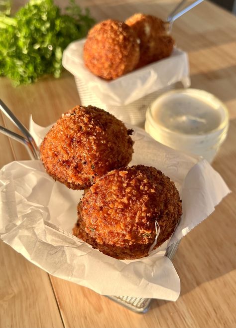 Cheesy Loaded Potato Balls - Kenna's Cooks Loaded Potato Balls, Deep Fried Mashed Potato Balls, Deep Fried Mashed Potatoes, Fried Mashed Potato Balls, Potato Balls Recipe, Mashed Potato Balls, Potato Balls, Stuffed Potato Balls, Smothered Chicken