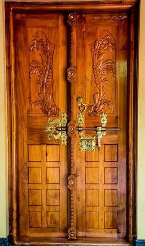 DOor Kerala Double Door Design, Double Door Design Wood Kerala, Kerala Door Design, Double Door Design Wood, Main Door Design Entrance, Shinto Temple, Pooja Stand, Door Design Entrance, Creative Doors