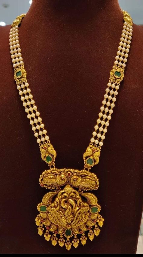 Gold Big Pendant Designs, Heavy Gold Pendent Designs, Traditional 22k Gold Necklace With Large Pendant, Yellow Gold Temple Jewelry With Large Pendant, Gold Temple Jewelry Necklace With Large Beads, Indian Gold Necklace Designs, Temple Jewellery Earrings, Gold Pearl Jewelry, Gold Jewelry Outfits