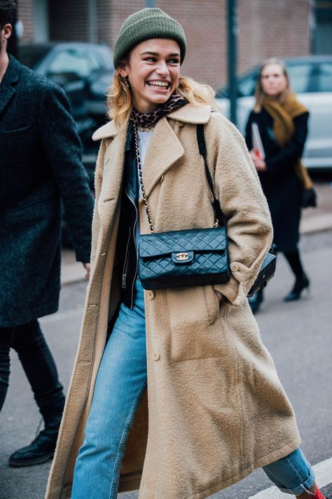 The Bag: A Classic Chanel Chanel Bag Street Style, Chanel Bag Outfit Street Style, Girl Street Style, Bag Street Style, Chanel Bag Outfit, British Girl, Camel Coat Outfit, Outfit Street Style, Mode Mantel