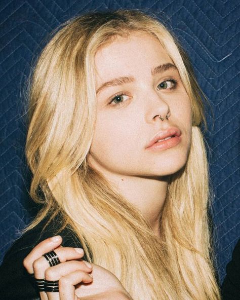 @chloegmoretz  ~ {2015} #chloegracemoretz #chloemoretz #chloegmoretz #greeneyes #septum #piercing #2015 Chole Grace, Chole Grace Moretz, Celebs Without Makeup, Mixed People, Chloe Fashion, Chloe Grace Mortez, Chloë Grace Moretz, Myrna Loy, Celebrity Style Inspiration