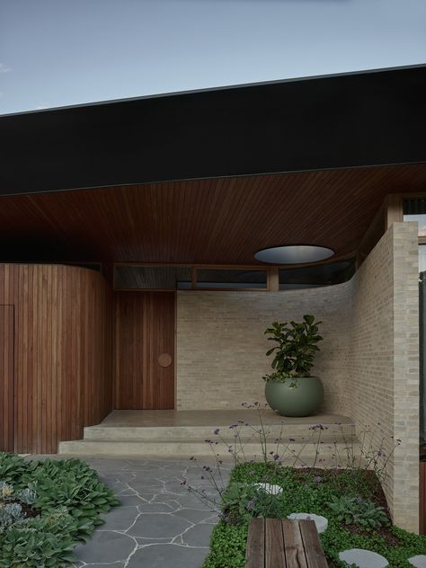 Jinjella House by Lande Architects • Mid-century architectural principles from Frank Lloyd Wright, one of its most lauded forebears, has inspired the design of this home in Victoria that intuitively connects with its landscape and a modern family lifestyle.  #door #entrance #midcenturyhomes #homedesign #modernisthomes #architecture #dreamhouse #housedesign #australianhomes #familyhome #architecturelovers #modernhomes Mid Century Exterior, Modern Entrance, Mid Century Architecture, The Local Project, Australian Homes, Architecture Exterior, Frank Lloyd, Frank Lloyd Wright, Lloyd Wright