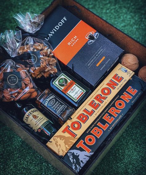 Hampers Ideas For Men, Christmas Gift Box For Men, Gift Box For Men Birthdays, Christmas Box Ideas For Boyfriend, Gift Box Ideas For Men, Christmas Present Ideas For Boyfriend, Black Box Gift, Hamper Gift Ideas, Joululahjat Diy