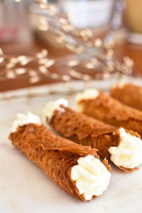 brandy snaps filled with cream Brandy Snaps Recipe, Christmas Themed Desserts, Christmas Pudding Recipes, Brandy Snaps, Custard Filling, Christmas Lunch, Gluten Free Cake, Ginger Recipes, Xmas Food