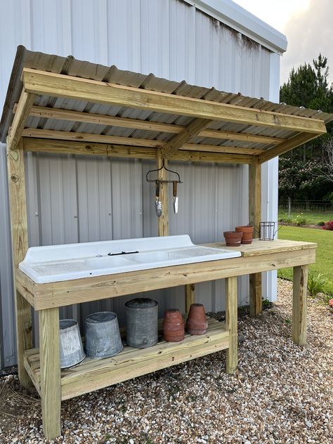 Diy Garden Potting Bench, Veggie Washing Station, Potting Bench Ideas Diy, Pallet Sink, Outdoor Garden Sink, Garden Potting Bench, Potting Bench Ideas, Diy Potting Bench, Potting Bench Plans