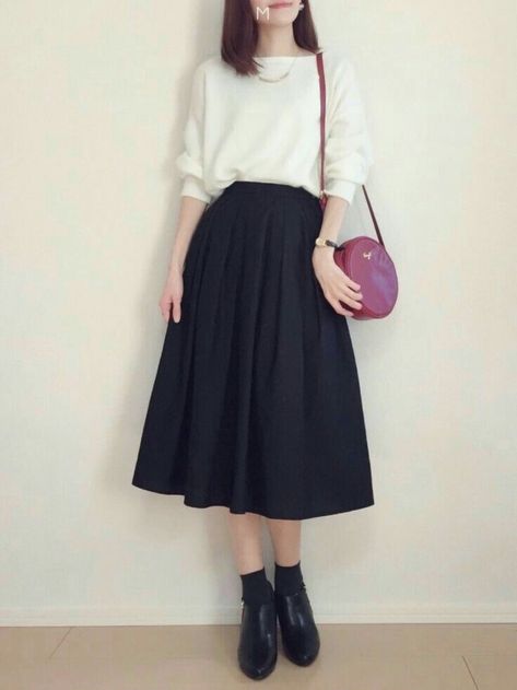 Let's have a classic white sweater top with a black shirt upto knee length, have a sling along with it. And put on black shoes..... Áo Blu, Rok Outfit, Modest Clothing, Skirt Midi, Ulzzang Fashion, Pinterest Fashion, Soft Grunge, Japan Fashion, Looks Vintage