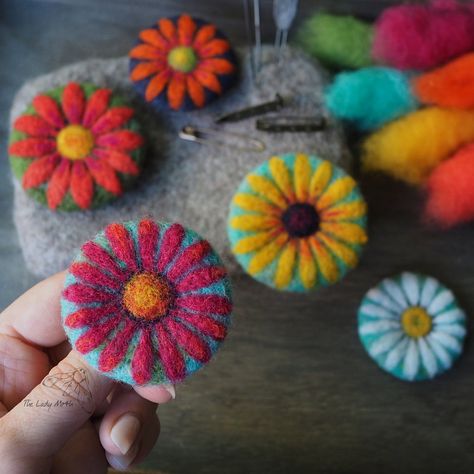 Beginner Needle Felting, Needle Felting Tutorial, Water Soluble Fabric, Felted Earrings, Needle Felting Diy, Felt Jewelry, Needle Felting Projects, Wool Projects, Felt Brooch