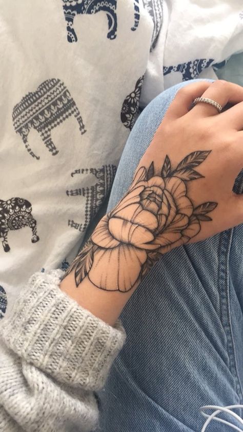 Hand Tattoo Idea For Women, Wrist Hand Tattoo Cover Up, Floral Hand Tattoo Design, Women Flower Hand Tattoo, Best Hand Tattoos Women, Artsy Hand Tattoos, Flowers Hand Tattoo Women, Pretty Tattoos For Women Hand, Hand Tattoos On Women