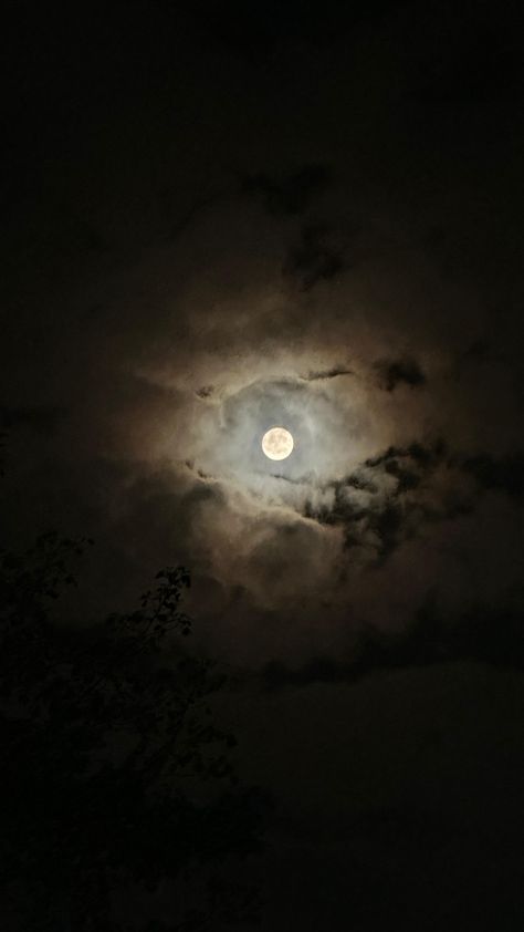 Moon✨🤍 Hd Moon Pictures, Kojagiri Purnima Moon, Today's Moon Pic In India, Full Moon Snap, Full Moon Aesthetic, Moon Close Up, Beautiful Moon Images, Full Moon Photography, Cook Steak