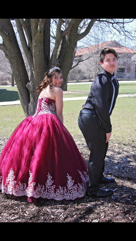 Quinceanera Photoshoot With Court, Quinceanera Outdoor, Chambelanes Outfits Quinceanera Pink, Quince Photoshoot Ideas With Court, Chambelanes Outfits Quinceanera, Quinceanera Dance, Quince Pics, Quince Picture Ideas, Chambelanes Outfits