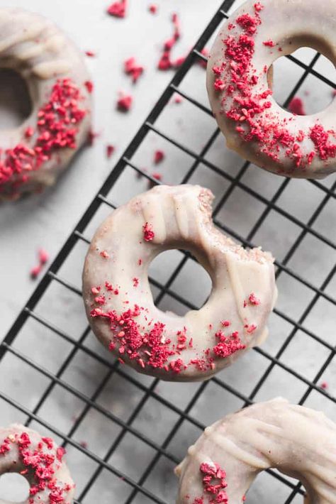 WHITE CHOCOLATE RASPBERRY DONUTS Pistachio Pastry, Donut Photography, Coconut Glaze, Vegan Condensed Milk, Vegan Tarts, Caramel Dessert Recipes, Donut Filling, Vegan Chocolate Recipes, Donut Toppings