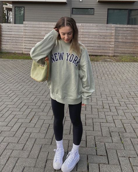 Zhanneta Spinu on Instagram: “i choose comfy🤍 #weekendmood #casualfits #pacsun #converse #minimalstyle #weekendvibes #comfyoutfit #styleinspo” Big Crewneck Sweatshirt Outfit, Pull Over Sweatshirt Outfit, Light Grey Leggings Outfit, Black Leggings Outfit Casual, Weekend Brunch Outfit, Green Sweater Outfit, Hoodie And Leggings Outfit, Oversized Sweatshirt Outfit, Crewneck Sweatshirt Outfit