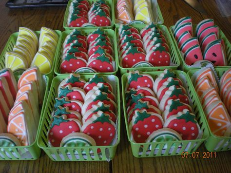 Fruit Cookies Fruit Shaped Cookies, Farmers Market Cookies, Diy Farmers Market, Fruit Basket Ideas, Cookie Display, Custom Sugar Cookies, Pastel Cupcakes, Fruit Cookies, Summer Baking