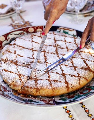 La pastilla au poulet et amandes d’Hafida Chicken Pastilla, Moroccan Foods, Lebanese Breakfast, Breakfast Presentation, Plats Ramadan, Moroccan Dishes, Arabic Recipes, Moroccan Chicken, Chicken Pie