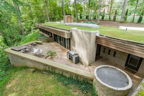 donald reed chandler - Nestled under the woods of McLean, Virginia, this mid-century modern home designed by Donald Reed Chandler is both stylish and secure. The above is... Earth Roof, Underground House Plans, Bunker Home, Underground House, Earth Sheltered Homes, Eco House Design, Sheltered Housing, Eco Buildings, Earthship Home