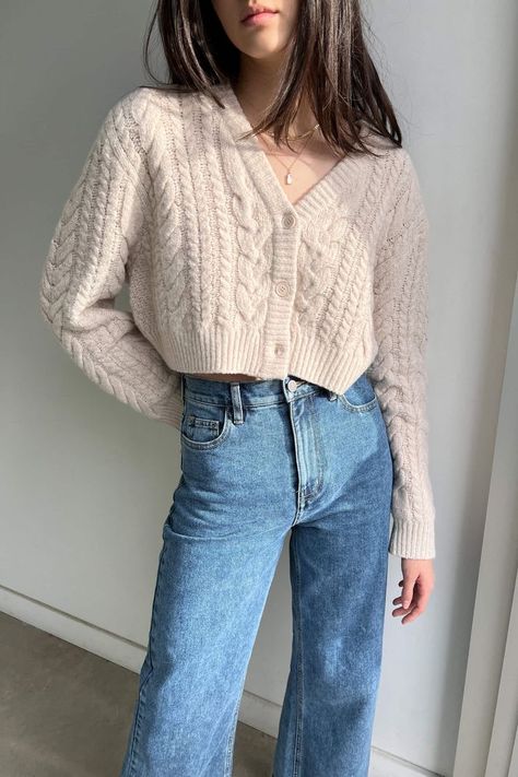 Aesthetic Knitted Cardigan, Cardigans Outfits Aesthetic, Outfits Con Sueter Beige, Knit Cardigan Outfits, Cable Knit Cardigan Outfit, Cardigans Aesthetic, Trendy Cardigan Outfit, Beige Cardigan Outfit, Cardigan Aesthetic