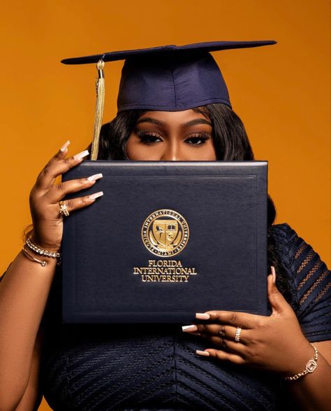 Black Graduate Photoshoot, College Portraits Graduation Pictures, Graduate School Pictures, College Of Business Graduation Pictures, Mba Photoshoot Ideas, Bachelors Degree Photoshoot, Grad Cap Ideas Masters Degree, Psych Grad Photoshoot, Bachelor Degree Photoshoot