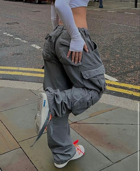 Grey Cargo Pants Outfit, Grey Parachute Pants, Cargo Fits, Womens Cargo Trousers, Grey Outfits, Look 80s, Looks Hip Hop, Baggy Cargo Pants, Cargo Pants Outfit