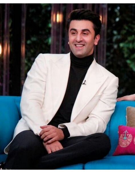 #Crush forever...❤️❤️❤️😍😍😘😘😘 Ranbir Kapoor Hairstyle, Smile 2, Blue Sky Wallpaper, Koffee With Karan, Sky Wallpaper, Sofia Bulgaria, Ranbir Kapoor, Katrina Kaif, Formal Suits