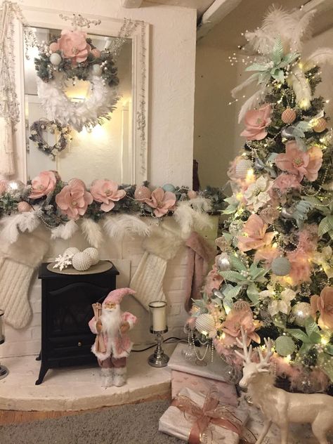 Pink It Girl Aesthetic, Aesthetic Christmas Decor Bedroom, Pink It Girl, Pink Christmas Bedroom, Pfp Layout, Pink Victorian Christmas, 2014 Vibes, Christmas Tree Inspo, Christmas Dreaming