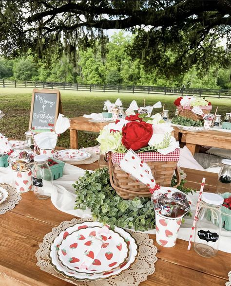 Red Picnic Table Decor, Vintage Strawberry Birthday Party, Baby Shower Picnic Theme, Strawberry Table Decor, Strawberry Picnic Birthday Party, Strawberry And Daisy Birthday, Cottage Birthday Party Ideas, Strawberry Bridal Shower Theme, Strawberry Tablescape