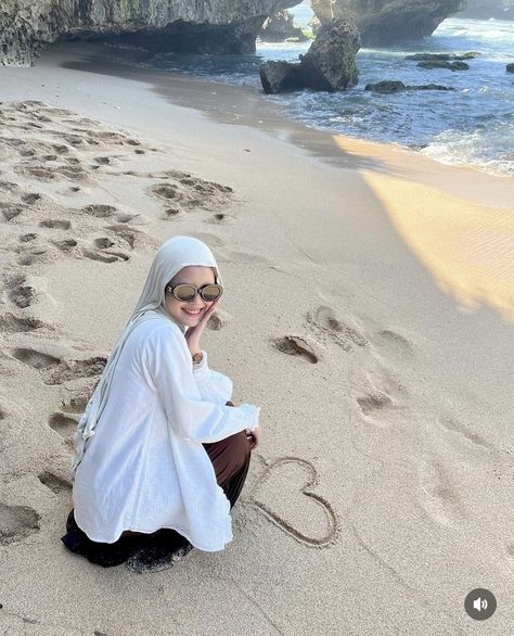 Ootd Pantai Bali, Beach Poses Hijab, Pose Foto Di Pantai Hijab, Summer Sea Outfits, Feminine Hijabi, Hijabi Beach Outfit, Hijab Beach, Ootd Poses, Nusa Penida