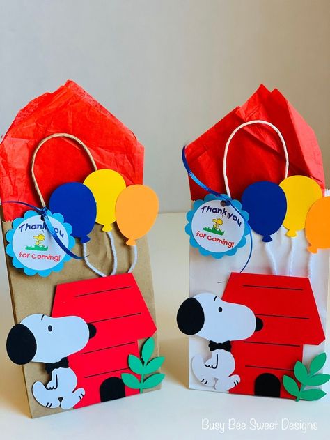 Peanuts Gang Birthday Party, Pokemon Favor, Charlie Brown Birthday Party, Bolo Snoopy, Peanuts Birthday Party, Snoopy Birthday Party, Snoopy Baby Shower, Peppa Pig Invitations, Snoopy Cake