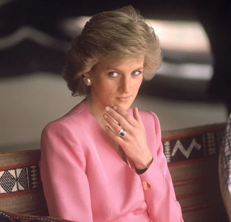 Princess Diana Hair, Princess Diana Ring, Diana Ring, Princess Diana Photos, Princess Diana Pictures, Royal Flush, Prinz Harry, Real Princess, Princes Diana