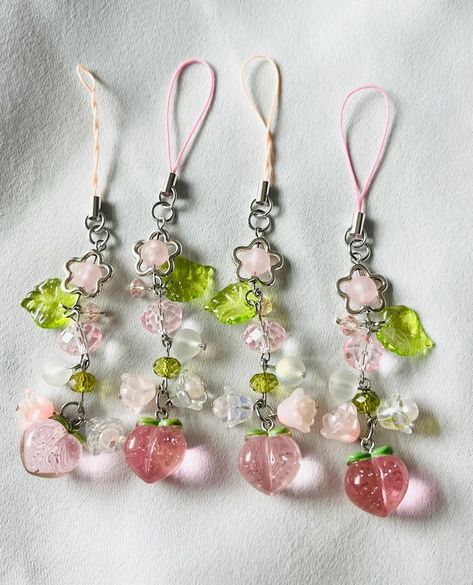 Key Chains Ideas, Beaded Keychain Diy, Lanyard Aesthetic, Bead Combinations, Pink Lanyard, Pink Combination, Peach Jewelry, Keychain Ideas, Pretty Jewelry Necklaces