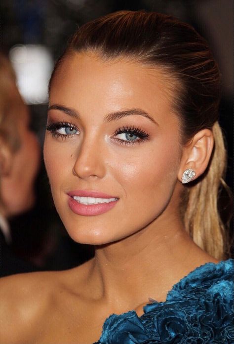 Blake Lively Makeup, Blake Lively Wedding, Blake Lovely, Bright Lip, Jessica Szohr, Blake Lively Style, Formal Makeup, Kiss Makeup, Ryan Reynolds