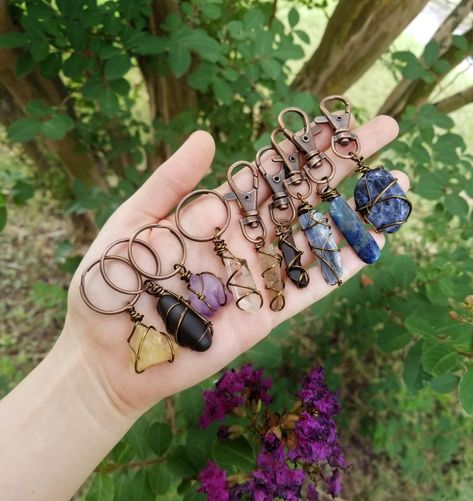 Crystal And Wire Jewelry, Diy Crystal Keychain, Wire Wrapping Tumbled Stones, Wire Wrapped Tumbled Stone, Wire Wrap Keychain, Wire Wrapped Keychain, Wire Keychain Diy, Tumbled Stone Jewelry, Rock Keychain