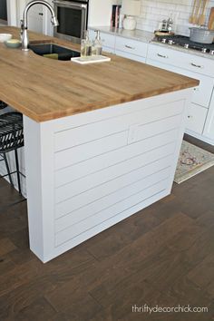 Pretty kitchen island transformation (for less than $100!) from Thrifty Decor Chick Kitchen Island Ends, Diy Island, Kitchen Renovation Diy Ideas, Kitchen Island Makeover, Diy Kitchen Renovation, Kitchen Island Decor, Modern Kitchen Island, Pretty Kitchen, Diy Kitchen Island