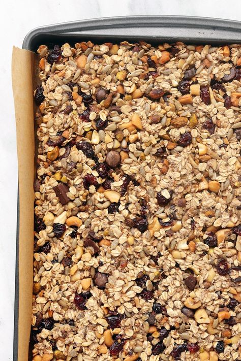 Cherry Cashew Granola Bars are simple, vegan, gluten free, and loaded with cashews, almonds, healthy seeds and dried cherries. Dried Cherry Recipes, Cashew Granola, Cherry Oatmeal, Oatmeal Breakfast Bars, Healthy Seeds, Sweet Bar, Cherry Almond, Oatmeal Bars, Oat Bars